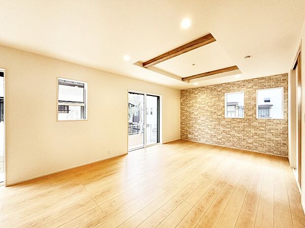 アクセントクロスがお洒落なダイニング。家族でのんびりくつろげる広々スペース。