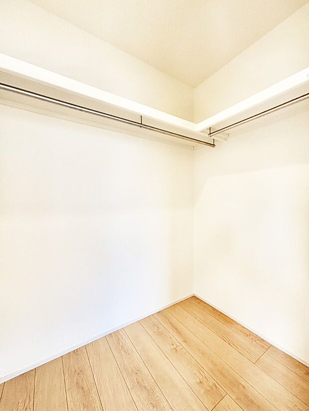 衣類をハンガーに掛けたまま収納できるWIC。衣類の整理整頓がしやすくて便利です！