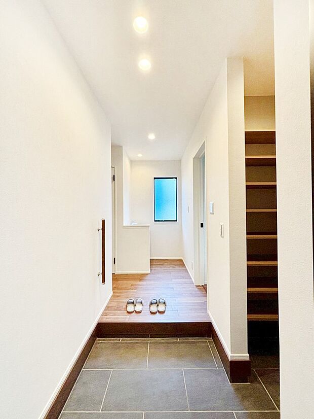 ご家族やお客様を気持ちよくお出迎えできる穏やかな雰囲気の玄関です。