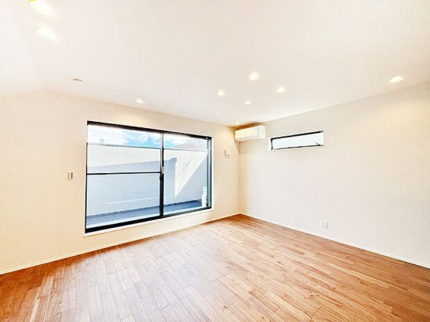 明るい陽光が注ぎ、寛ぎの雰囲気に満たされるリビングダイニング