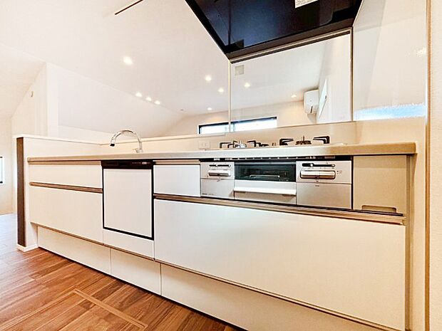 ご家族の会話弾む対面キッチン。お料理中のパパママもご家族と過ごす時間が増えそう!