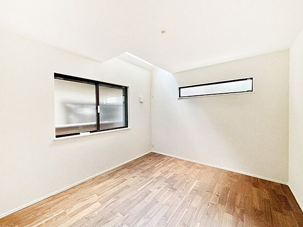 明るい陽光が降り注ぐトップライトを採用したお部屋。心地のよい空間で過ごせます!