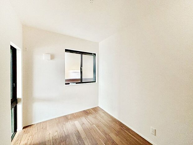 2面採光の洋室。窓から入り込む陽光がお部屋全体を優しく包み込みます!