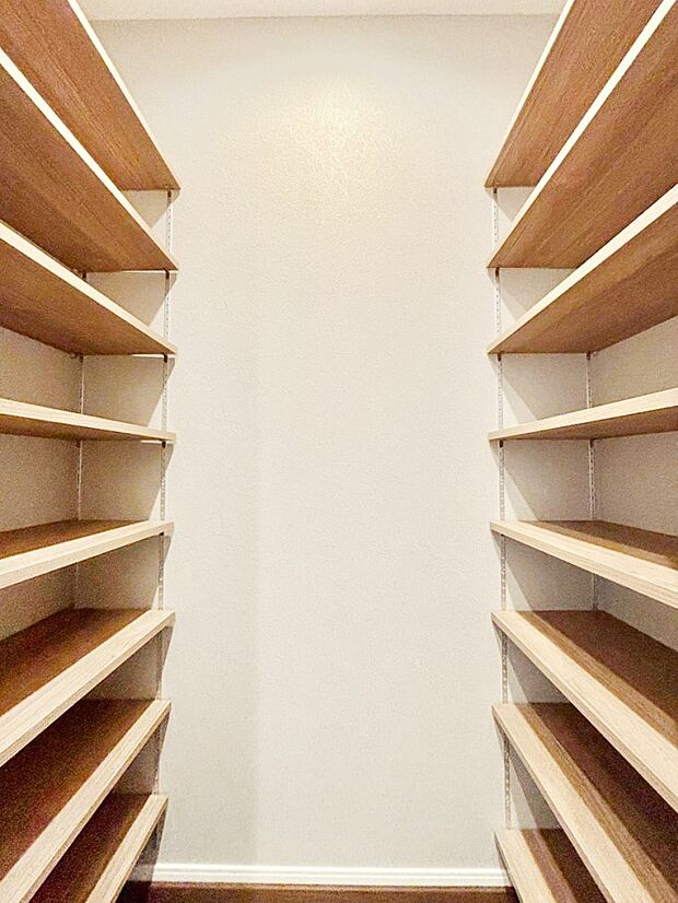 可動棚がついたSIC。雨具やベビーカー・外遊び道具などが置けるので便利ですね。