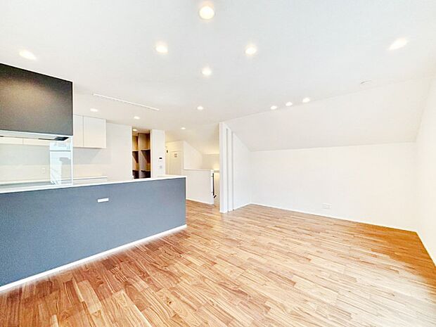 家族の笑顔が自然と生まれてくる、そんな雰囲気のダイニングに仕上がっています。