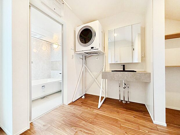 直接バルコニーに出られる洗面室で日々のお洗濯もラクラク快適に!