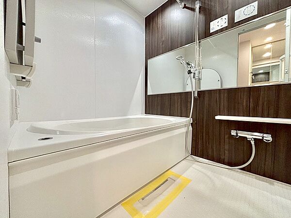 落ち着いた雰囲気でゆっくりお寛ぎいただけるバスルーム