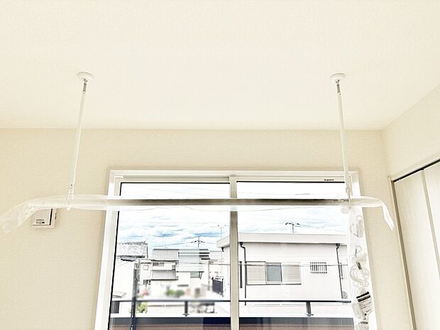 室内物干しポール。梅雨や花粉の時期に大活躍します。