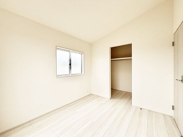 ウォークインクローゼットがあるお部屋!季節ごとの入れ替えも不要で便利です。