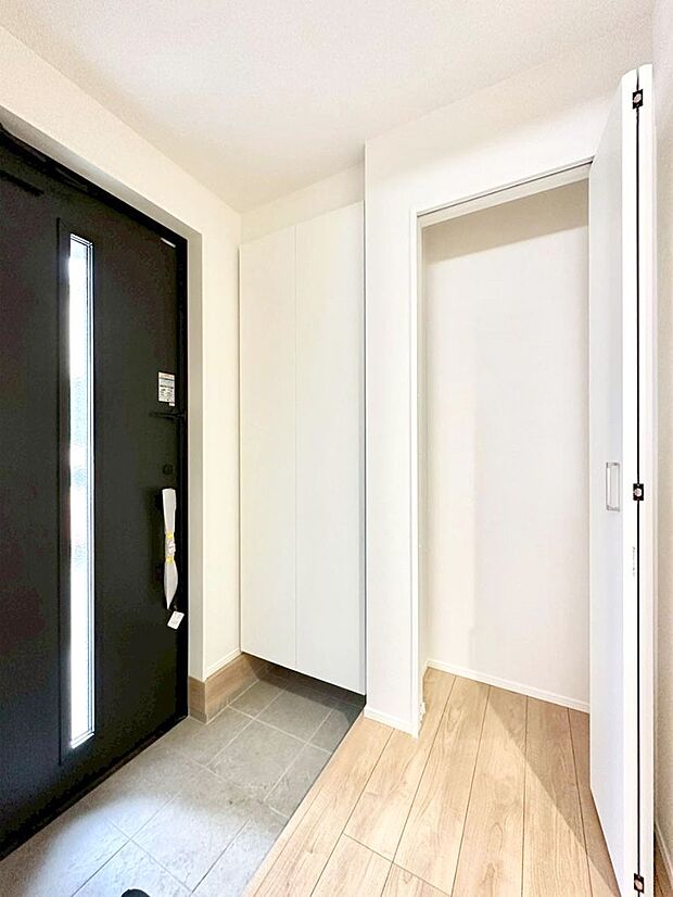 玄関ホール収納です。掃除道具やお出かけ用グッズの収納に便利です。