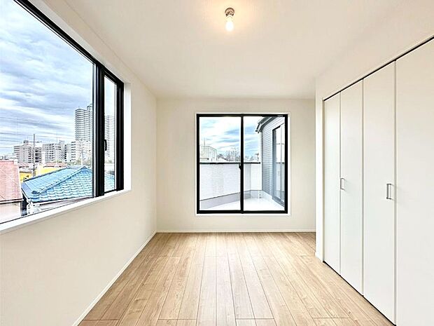 バルコニーが開放感をプラスしてくれる洋室