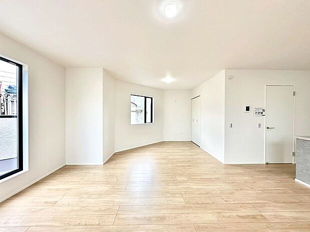 明るい2階リビング!外からの視線をシャットアウトして家族のプライバシーを守ります。