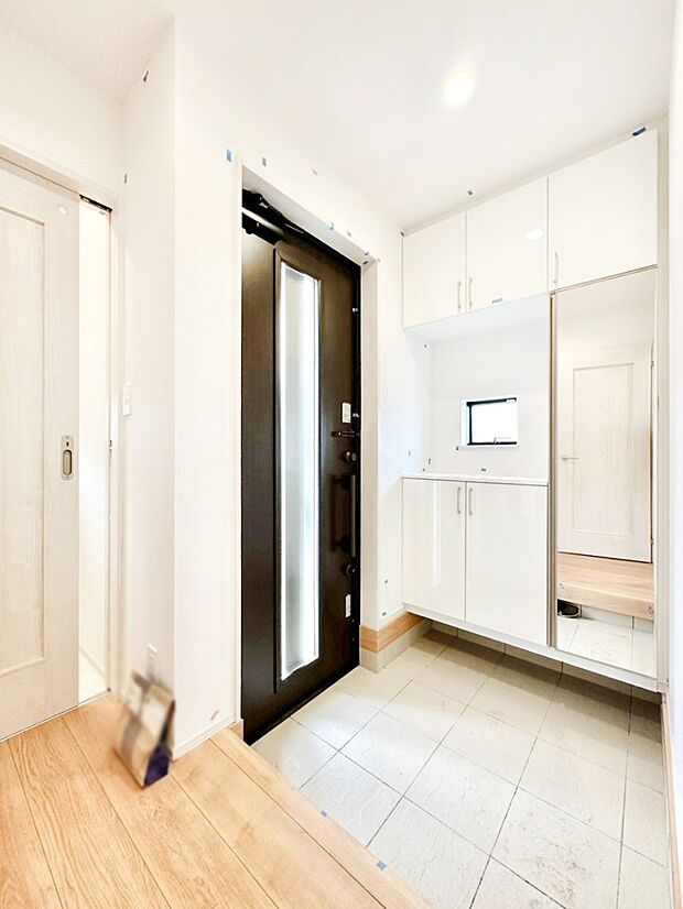 明るい陽光が入り込む玄関。ご家族の靴もスッキリ収納できる玄関収納付き！