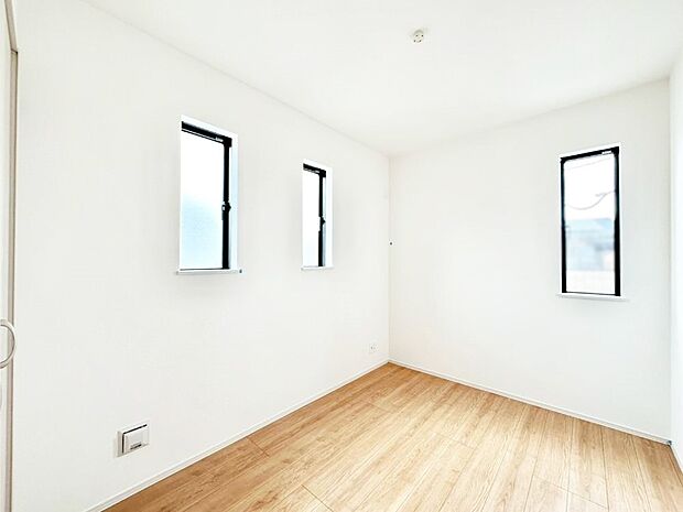 2面採光で気持ちよく自然光が取り入れられるのでお子様のお部屋にもピッタリ