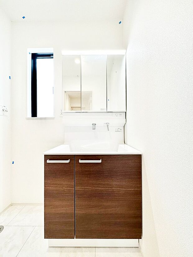 スタイリングに便利な三面鏡、ミラーキャビネットで細かい物スッキリ