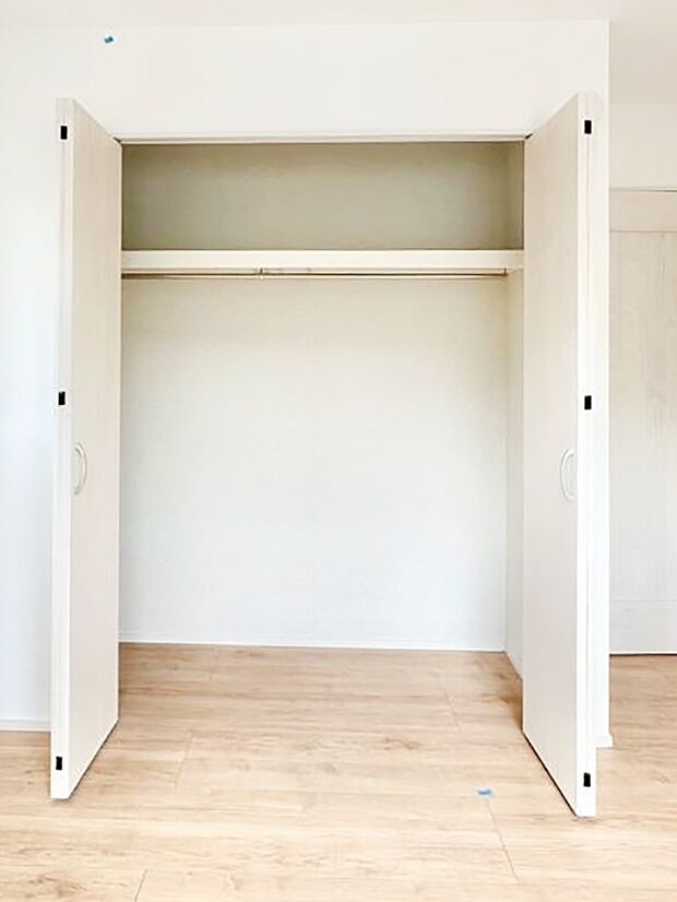 毎日着る衣類や荷物などの収納に便利なクローゼット付きです。