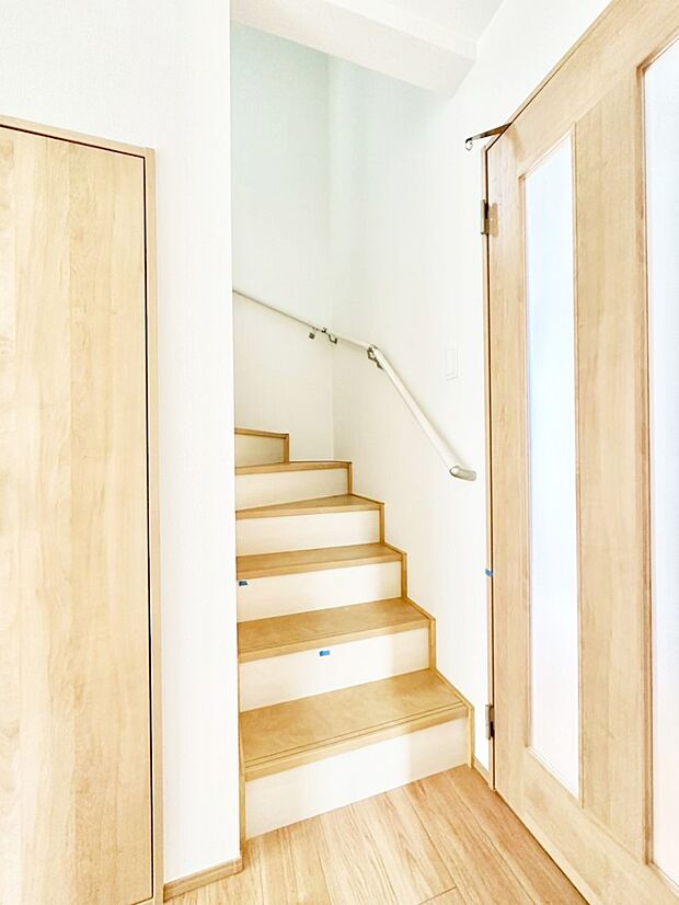 階段は手すり付きなので小さなお子さまやご高齢の方も安心です