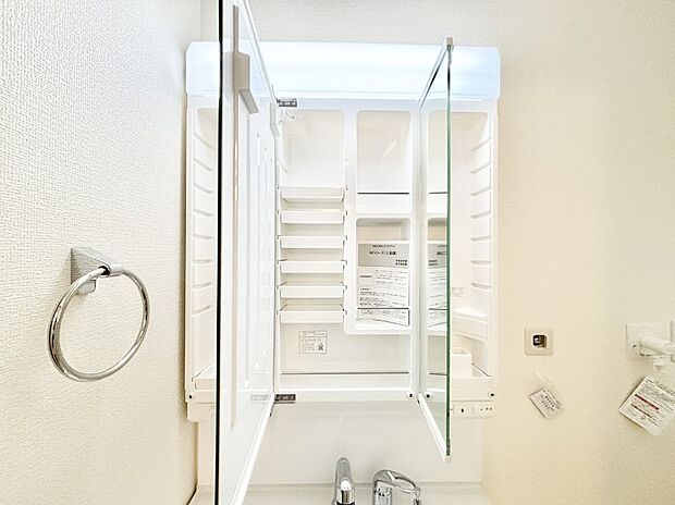 三面鏡の裏に、化粧品や衛生用品などを収納可能。洗面台をすっきりと保ちます!