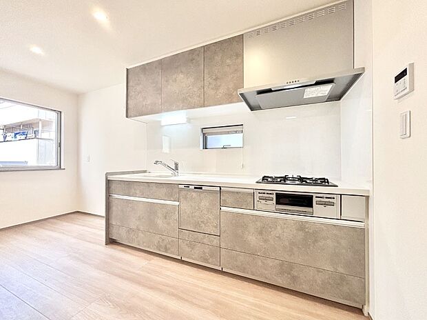 爽やかな風が通り抜けるキッチン。窓があるので明るく換気にも役立ちます。