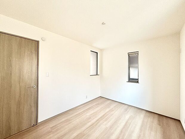 2面採光で気持ちよく自然光が取り入れられるのでお子様のお部屋にもピッタリ