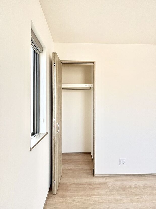 リビング収納。ここに収納があると物が集まるLDKがスッキリ片付きそうですね。