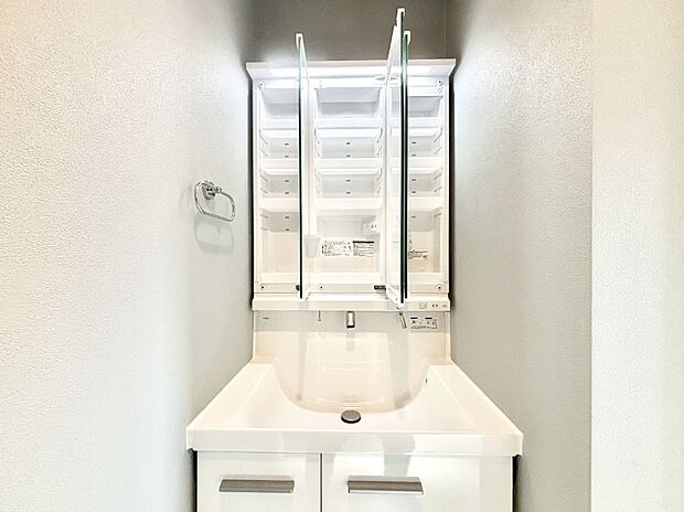 三面鏡の裏に、化粧品や衛生用品などを収納可能。洗面台をすっきりと保ちます!