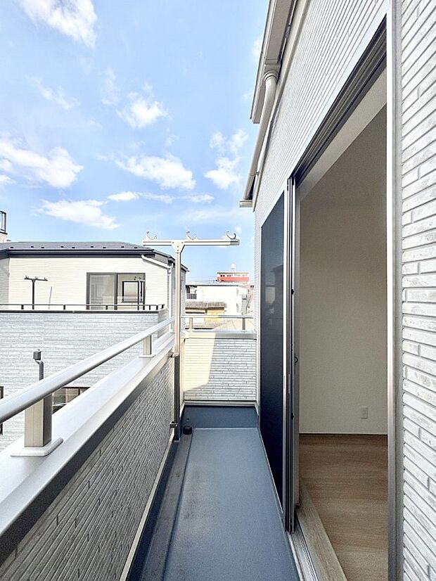 暖かな陽光が降り注ぐバルコニーはお洗濯におすすめ。爽やかな風も心地よいです。