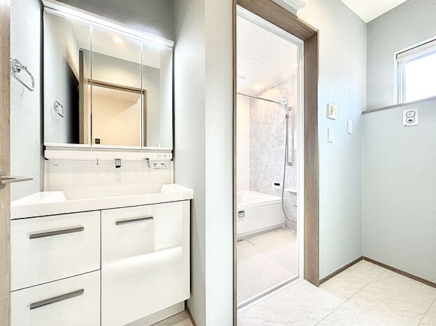 清潔感のある快適空間です。毎日の身支度も気持ち良くお使い頂けます。