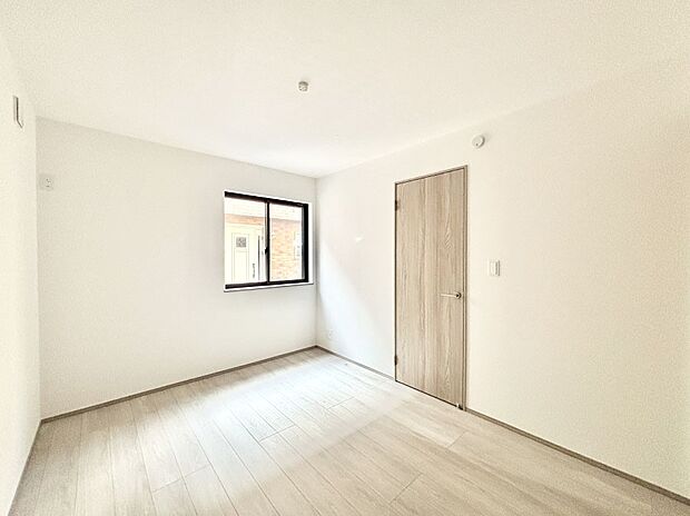 窓からのやさしい光が心地よいプライベートルーム