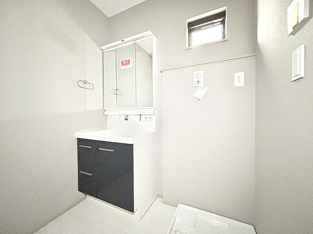 明るい洗面所は毎朝の身支度も楽しくできちゃいそうです。