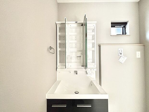 三面鏡の裏に、化粧品や衛生用品などを収納可能。洗面台をすっきりと保ちます!