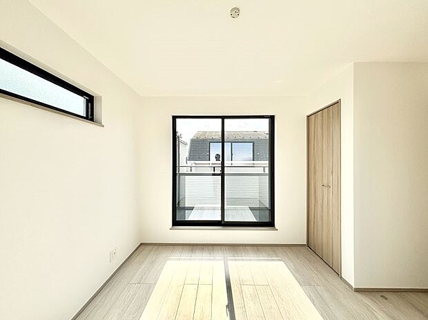 明るいバルコニーサイドに洋室を設置。目覚めの良い寝室に。