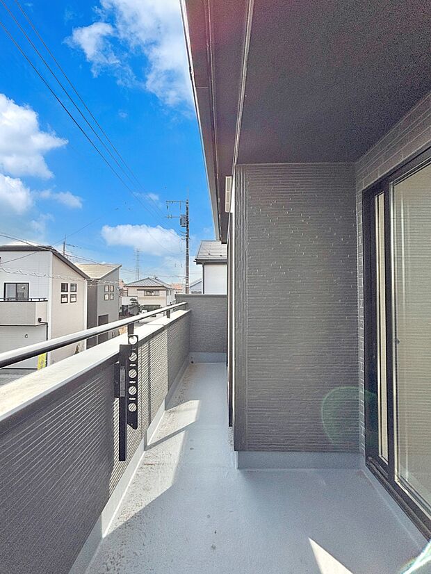 ゆったりバルコニーだから沢山お洗濯ものを干せます。