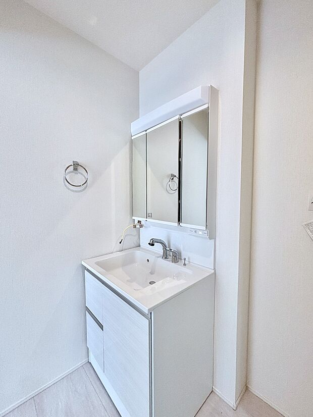 清潔感のある快適空間です。毎日の身支度も気持ち良くお使い頂けます。 