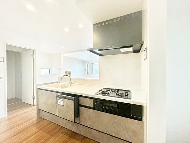 リビングで遊ぶお子様を見守りながらお料理ができる対面キッチン。