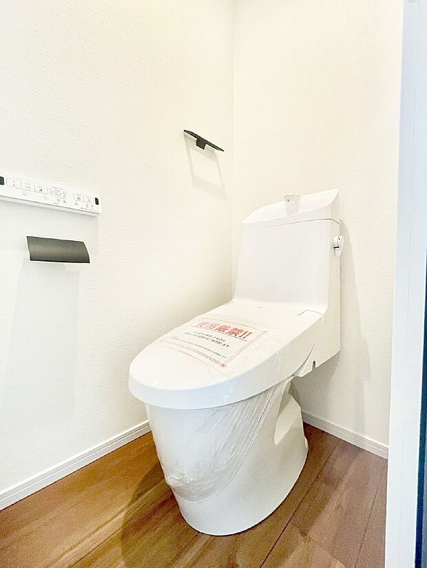 明るく清潔感のあるトイレです。