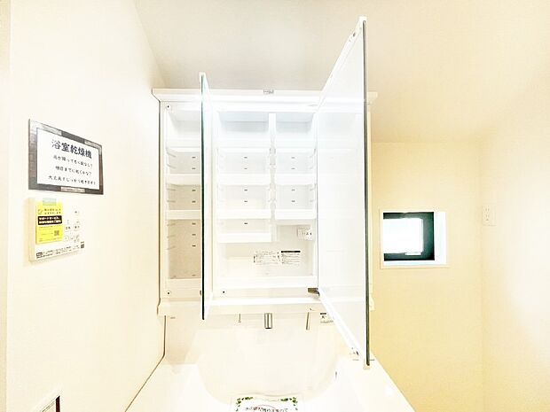 三面鏡の裏に、化粧品や衛生用品などを収納可能。洗面台をすっきりと保ちます!