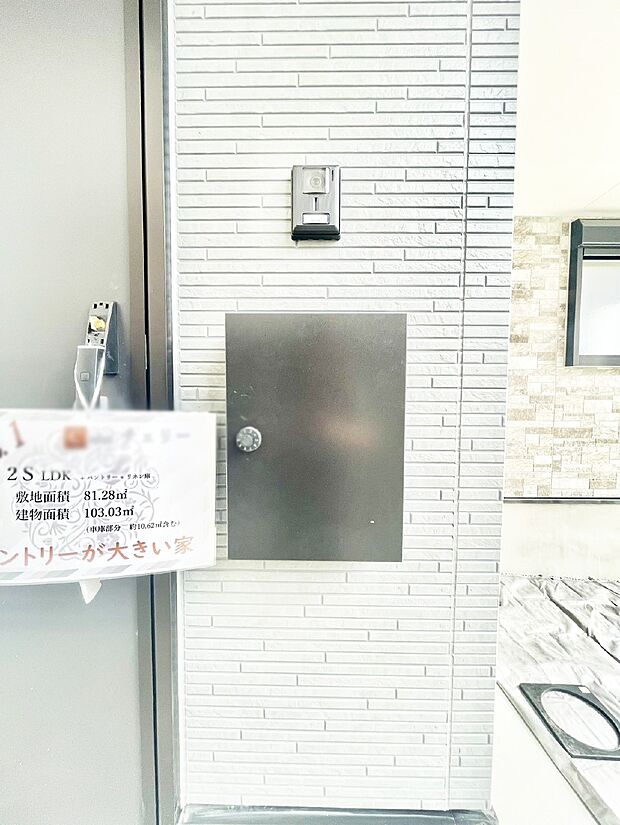 シンプルデザインのポスト。