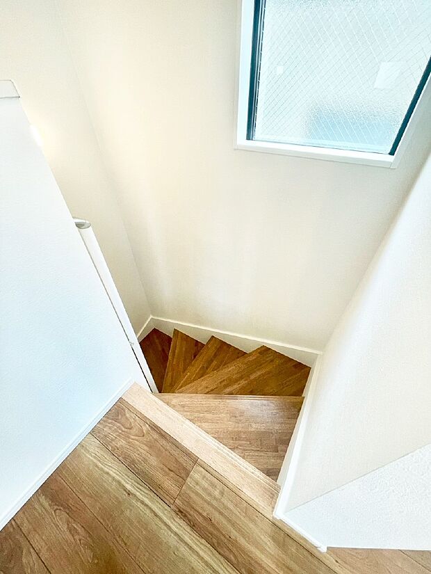 安全性を考慮し階段には手すりを設置しています