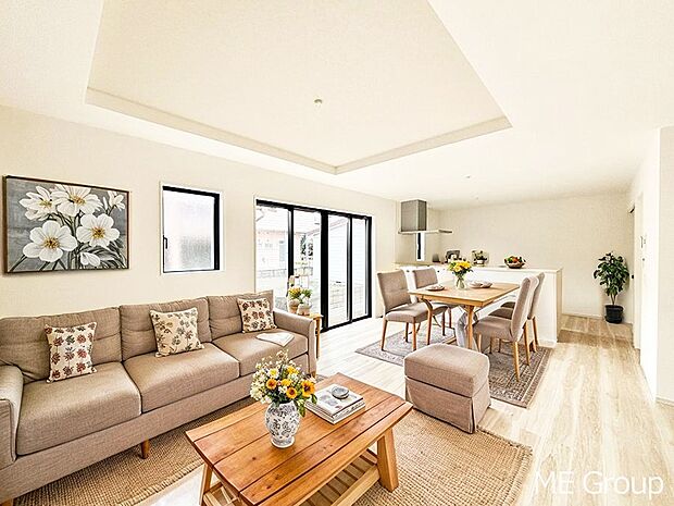 落ち着いた雰囲気のLDKは家族みんなの快適空間※家具はCGです