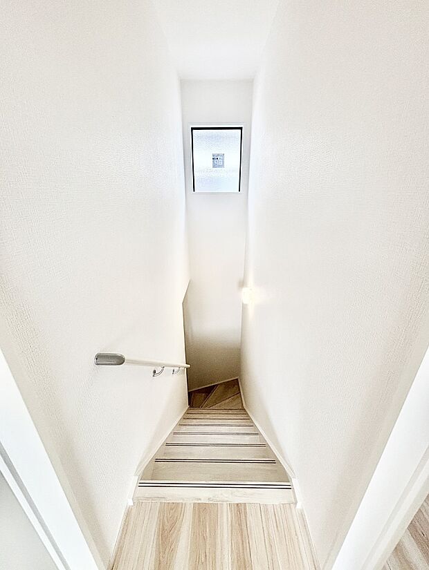 階段は手すり付きなので小さなお子さまやご高齢の方も安心です