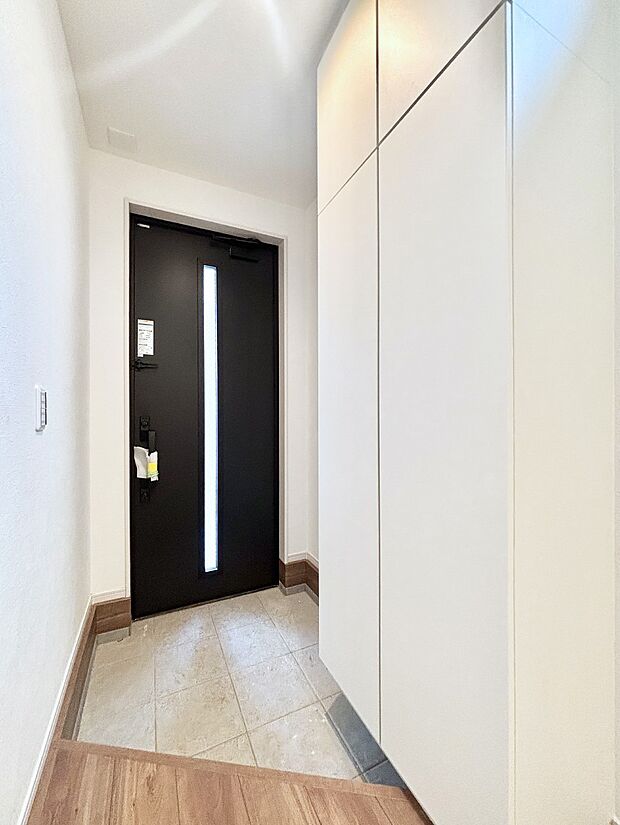 明るい玄関はお客様をお出迎えするのにぴったりです!