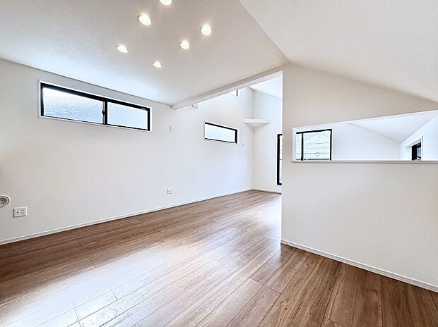 明るい陽光が注ぎ、寛ぎの雰囲気に満たされるリビング・ダイニング。