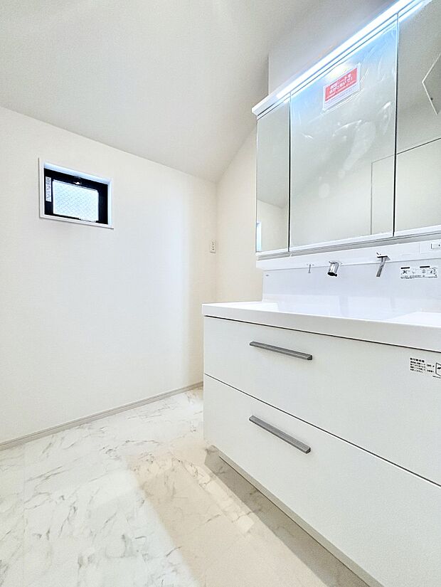 清潔感のある快適空間です。毎日の身支度も気持ち良くお使い頂けます。