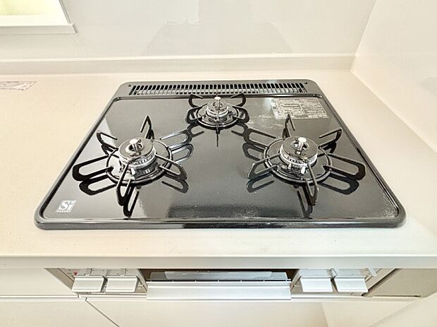 ガスコンロはSiセンサー搭載。火力調節や焦げ付き・消し忘れも防いでくれます。