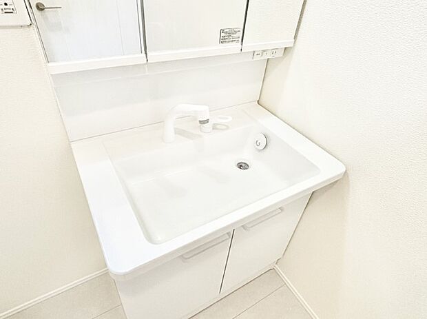 ハンドシャワー付き！使いやすい洗面台。