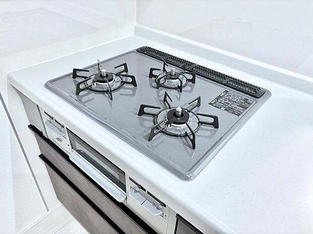 ガスコンロはSiセンサー搭載。火力調節や焦げ付き・消し忘れも防いでくれます。