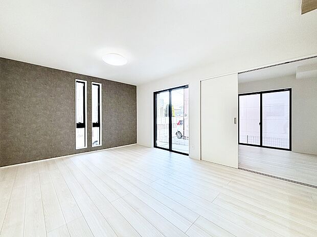 明るいリビング。アクセントクロスが空間に彩りをもたらしてくれます