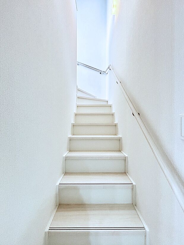 階段は手すり付きなので小さなお子さまやご高齢の方も安心です