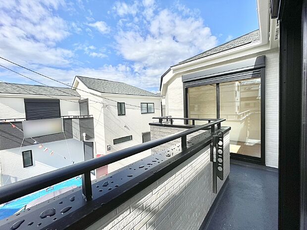 ゆったりバルコニーだから沢山お洗濯ものを干せます。